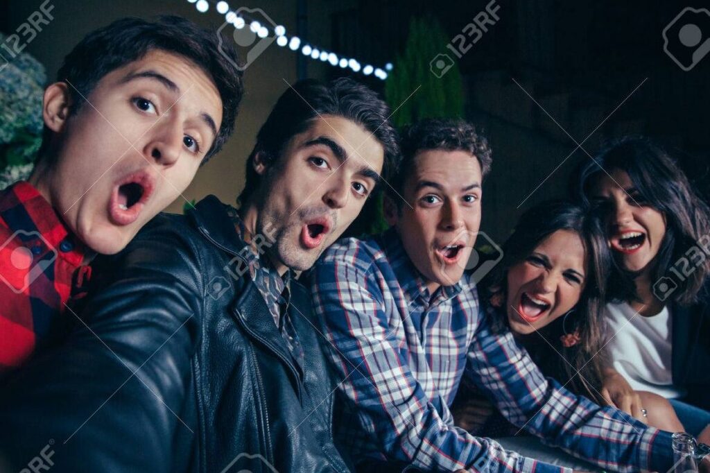una imagen divertida de un grupo de amigos riendo en la noche