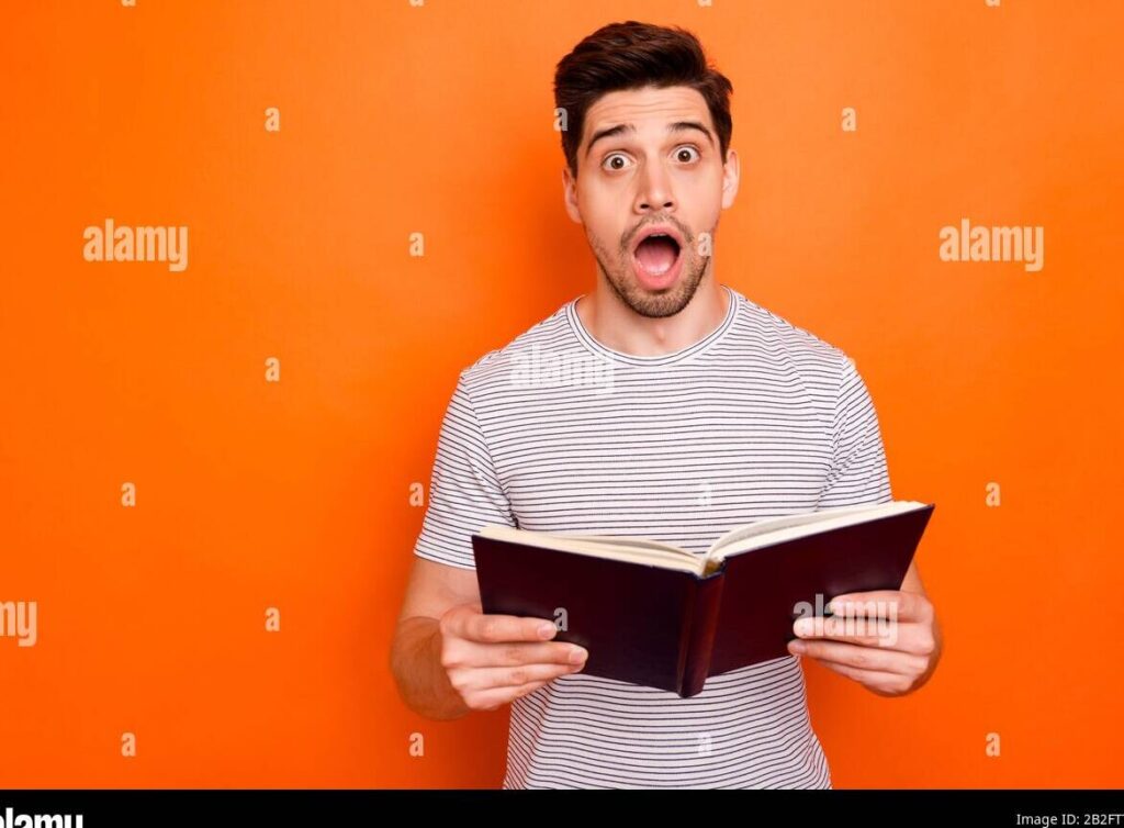 una imagen en la que aparezca una persona leyendo un libro con expresion de intriga y emocion