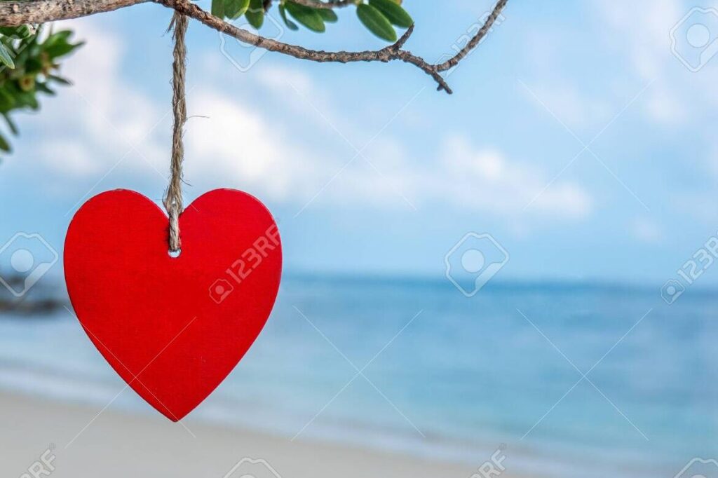 una imagen romantica con un corazon en primer plano y un paisaje de fondo