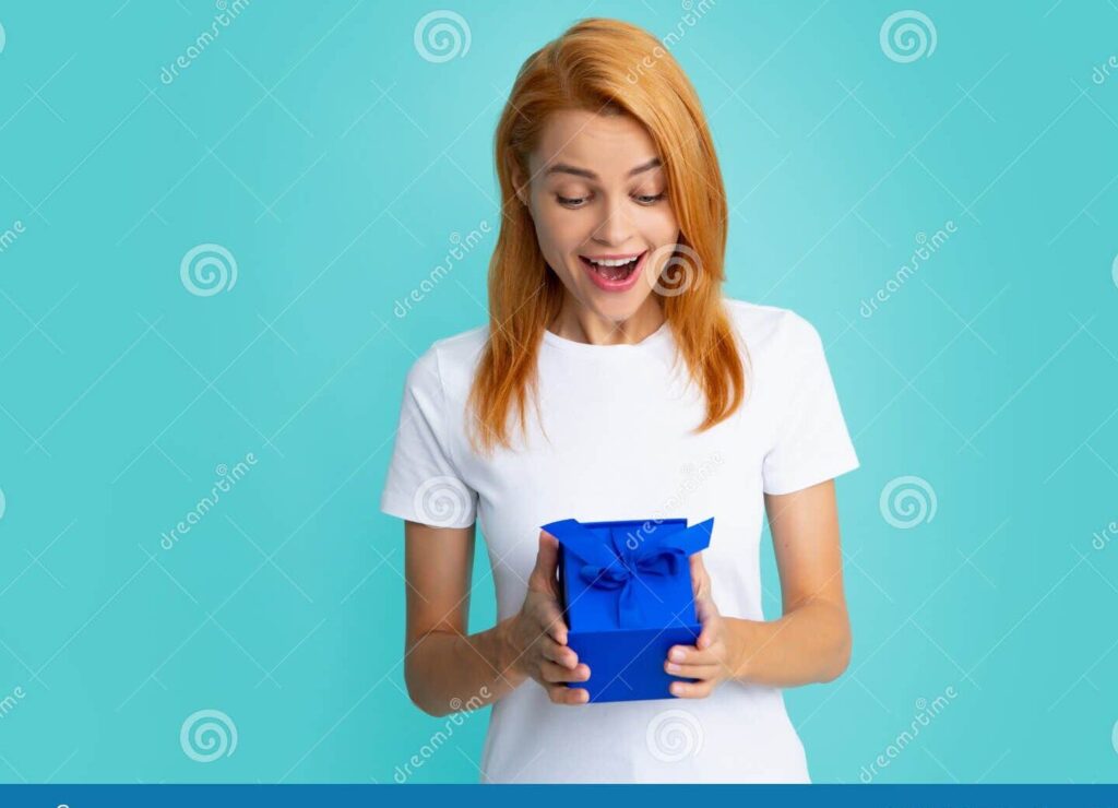 una madre sosteniendo una carta de cumpleanos con una expresion amorosa en su rostro