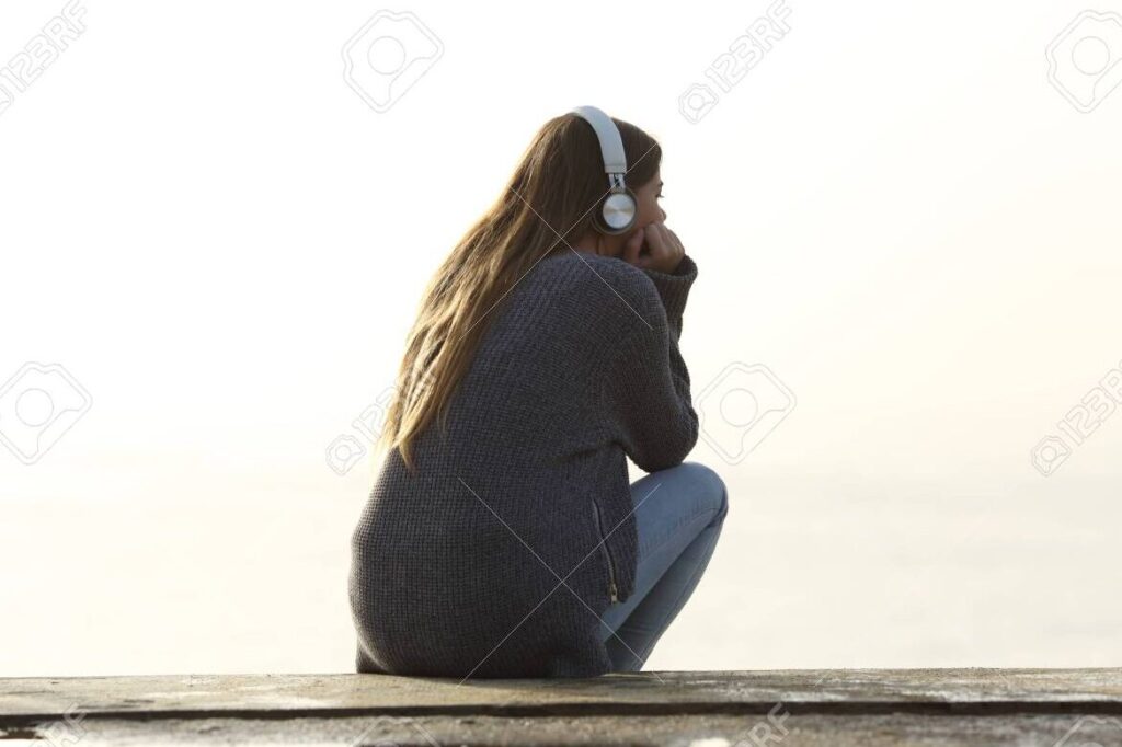 una mujer sola en un parque contemplando el horizonte