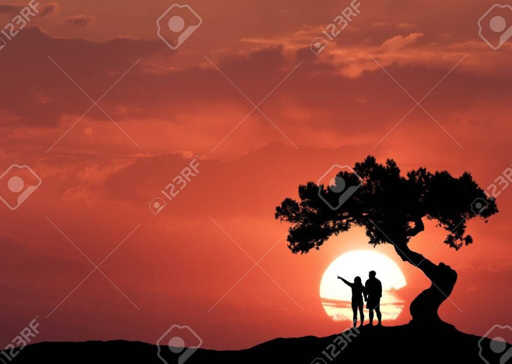 una pareja abrazada bajo un cielo soleado y colorido