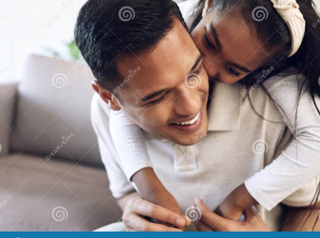 una pareja abrazando a sus padres con una sonrisa en el rostro