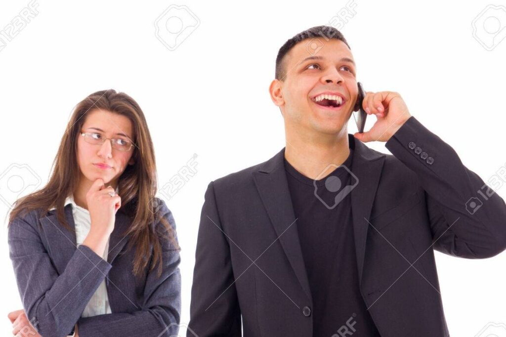 una pareja discutiendo mientras el hombre mira el telefono de la mujer con expresion de desconfianza