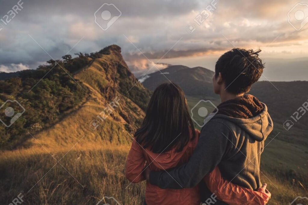 una pareja feliz abrazandose en un hermoso paisaje al atardecer 2
