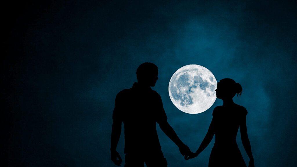 una pareja feliz tomada de la mano bajo un cielo estrellado