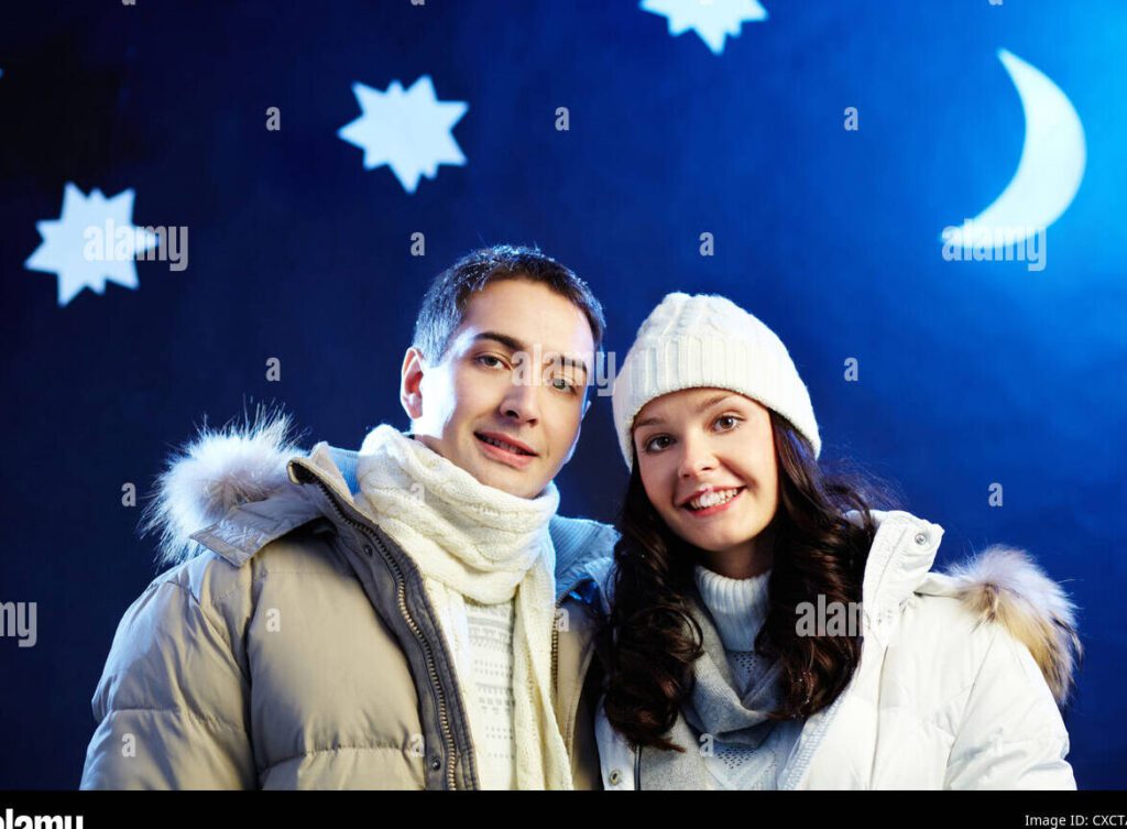 una pareja joven abrazandose con sonrisas en sus rostros mientras sus padres los observan con expresiones de alegria y aprobacion