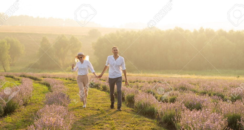 una pareja sonriente abrazandose frente a un paisaje tranquilo