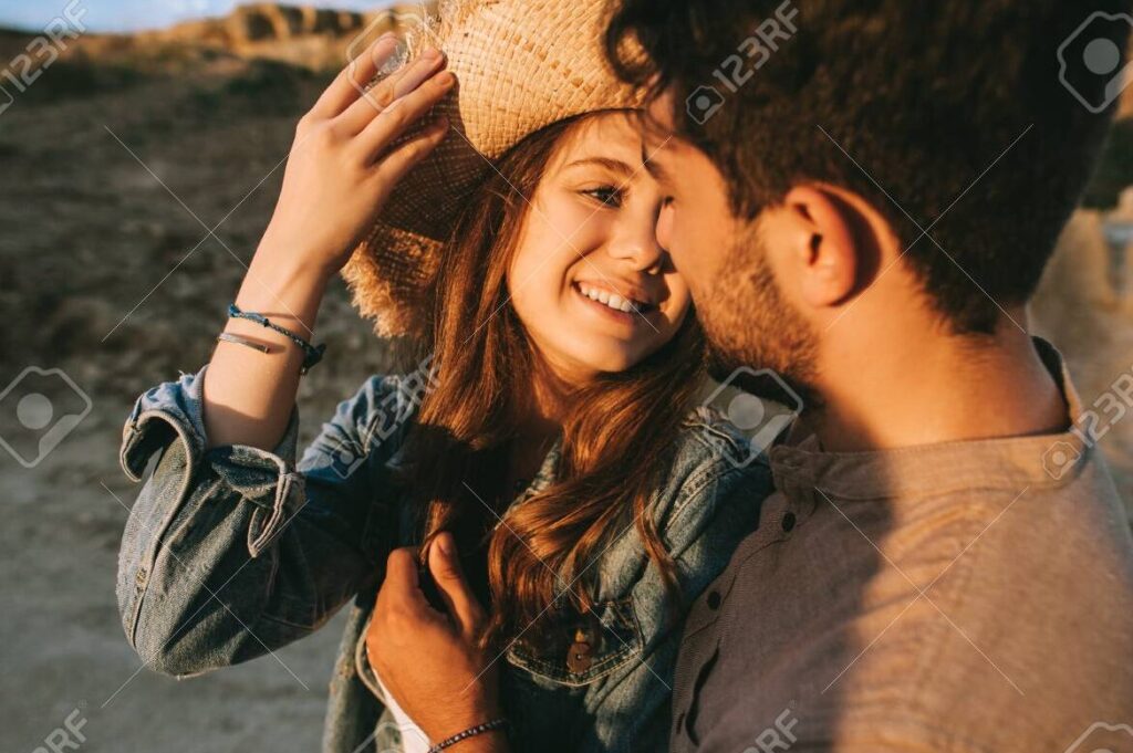 una pareja sonriente abrazandose y mirandose tiernamente