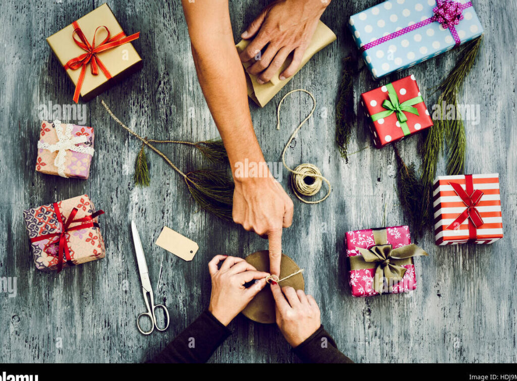 una pareja sonriente sosteniendo regalos envueltos en papel de colores