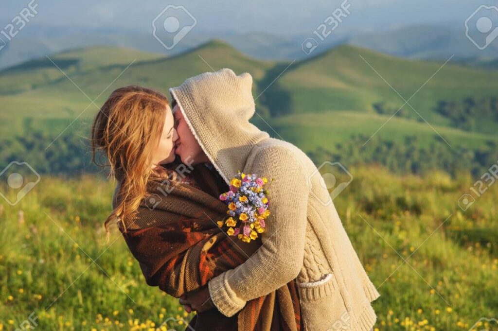 una pareja sonriente y feliz abrazandose en un hermoso paisaje 1