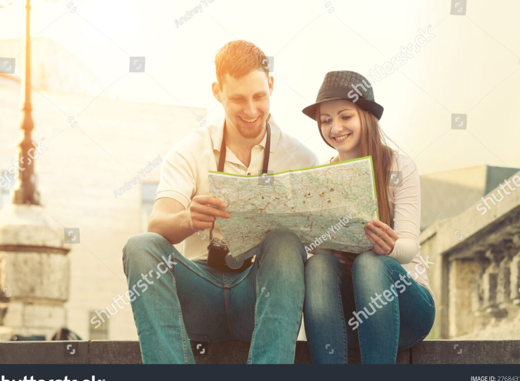 una pareja sosteniendo un mapa del mundo juntos 1