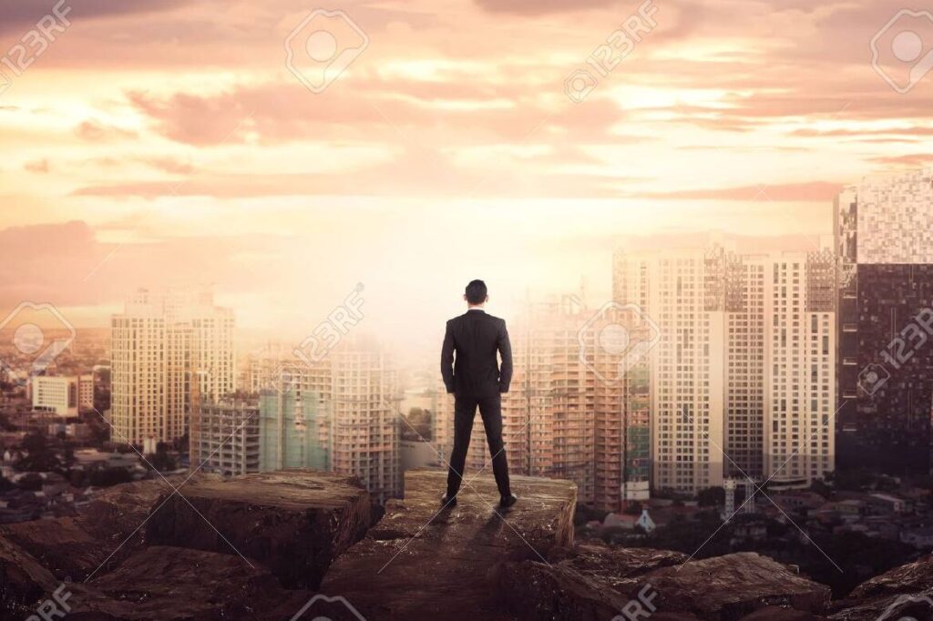 una persona de espaldas mirando hacia el horizonte con determinacion
