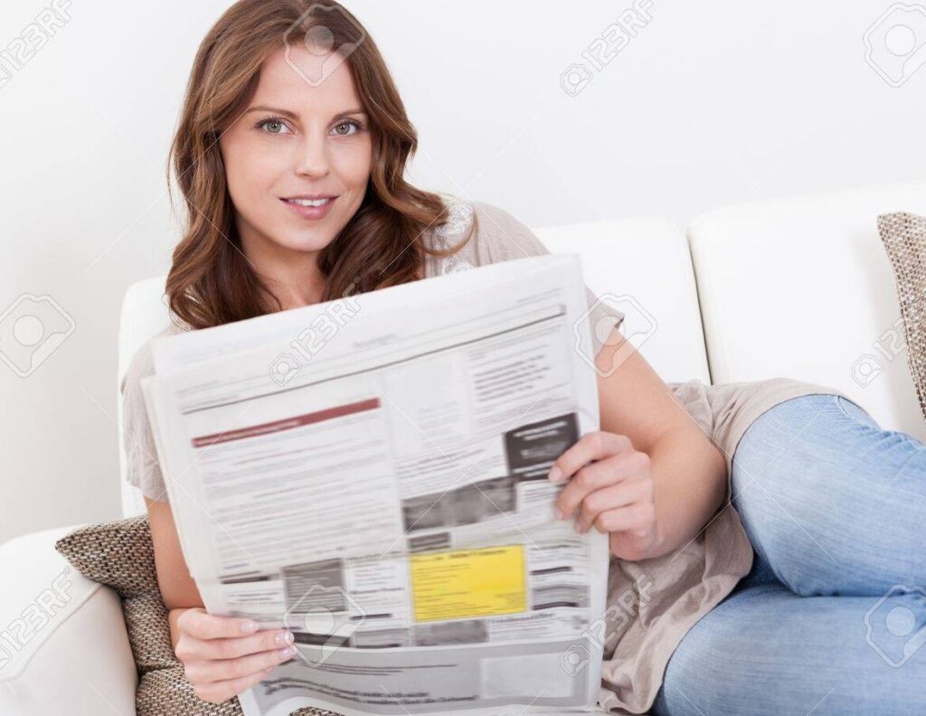 una persona leyendo un periodico con expresion serena