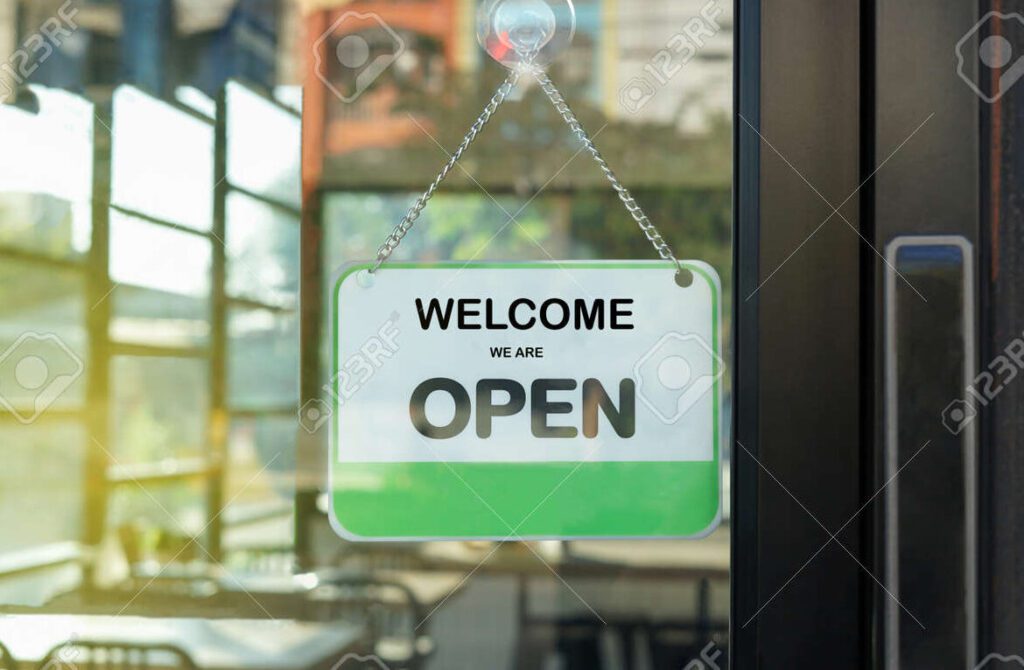 Significado y origen del refrán De fuera vendrán y de tu casa te echarán»