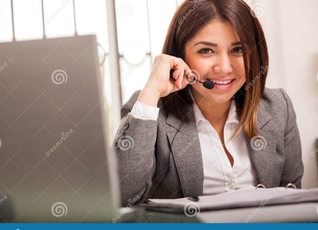 una secretaria sonriendo y entregando una tarjeta de agradecimiento a su jefe