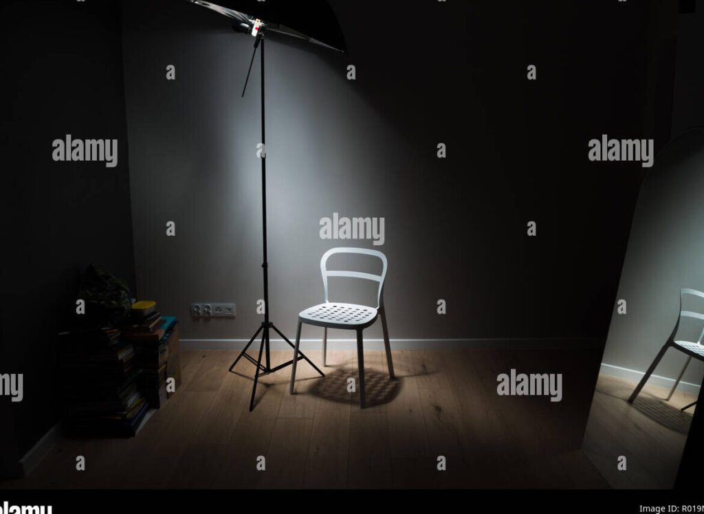 una silla vacia en una habitacion oscura