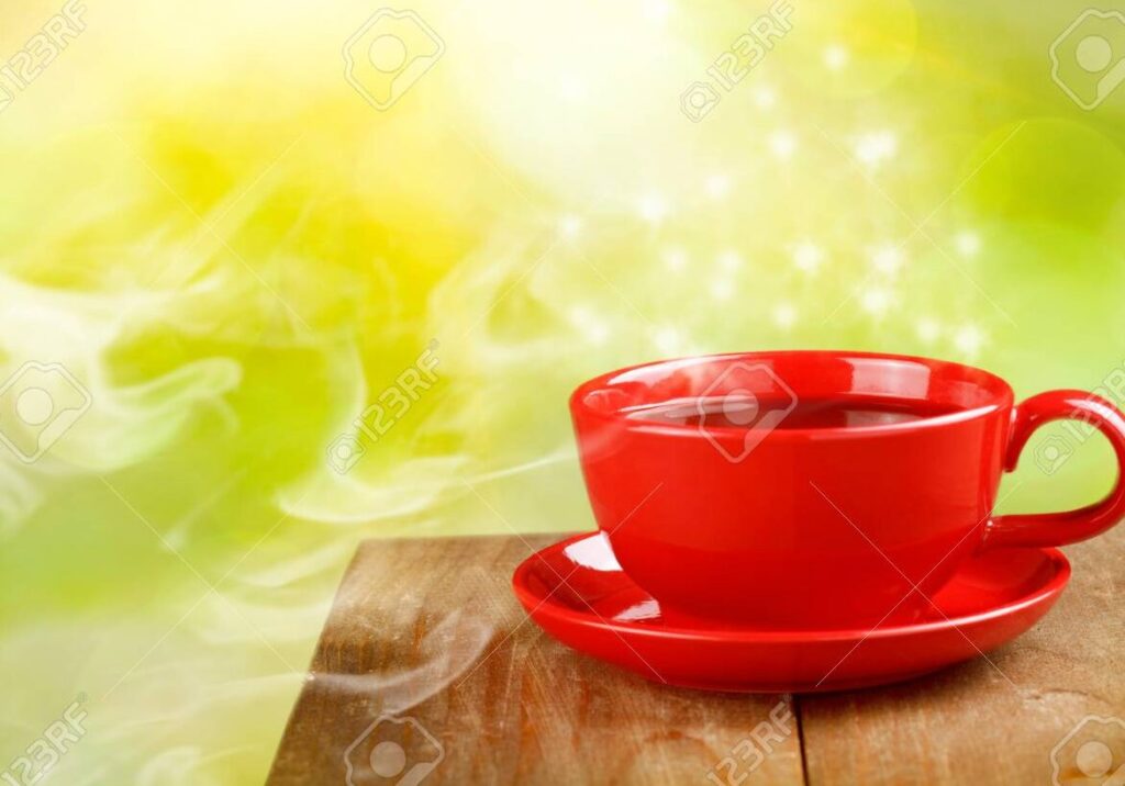 una taza de cafe humeante con una manana soleada de fondo