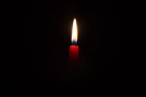 una vela encendida en la oscuridad 4