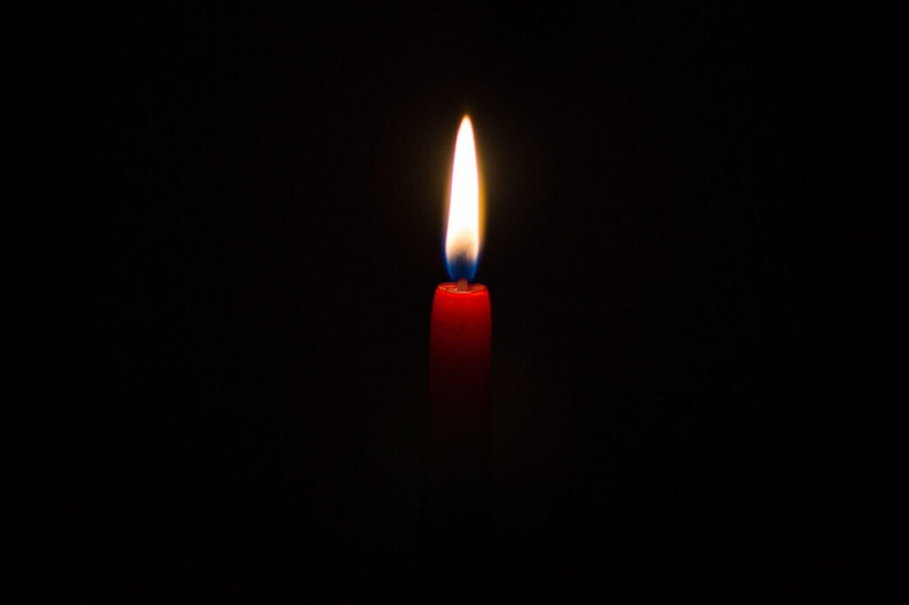 una vela encendida en la oscuridad 6
