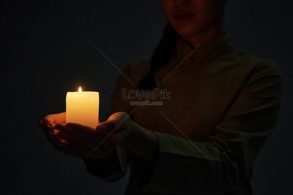 una vela encendida junto a una fotografia de tu primo