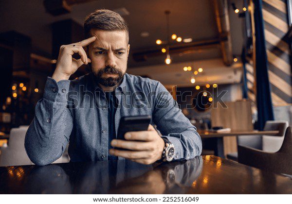 Persona mirando su teléfono con preocupación