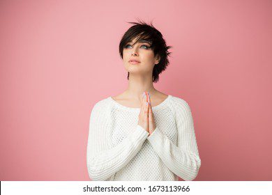 Mujer sonriendo y mirando agradecida